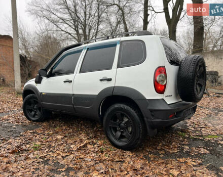 Белый Шевроле Нива, объемом двигателя 1.69 л и пробегом 157 тыс. км за 5999 $, фото 5 на Automoto.ua