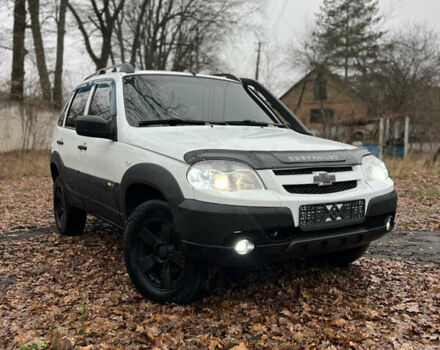 Белый Шевроле Нива, объемом двигателя 1.69 л и пробегом 157 тыс. км за 6150 $, фото 2 на Automoto.ua