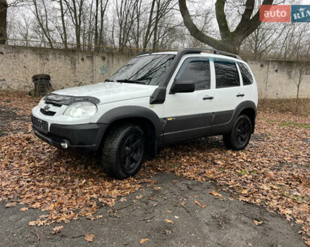 Белый Шевроле Нива, объемом двигателя 1.69 л и пробегом 157 тыс. км за 5999 $, фото 7 на Automoto.ua