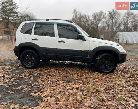 Белый Шевроле Нива, объемом двигателя 1.69 л и пробегом 157 тыс. км за 6150 $, фото 3 на Automoto.ua