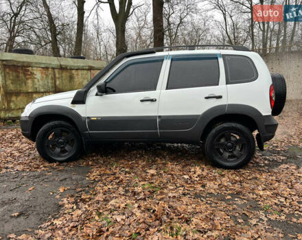 Белый Шевроле Нива, объемом двигателя 1.69 л и пробегом 157 тыс. км за 5999 $, фото 6 на Automoto.ua