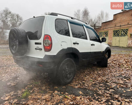 Белый Шевроле Нива, объемом двигателя 1.69 л и пробегом 157 тыс. км за 6150 $, фото 4 на Automoto.ua