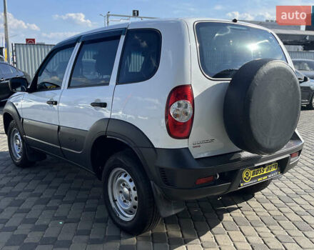 Белый Шевроле Нива, объемом двигателя 1.69 л и пробегом 98 тыс. км за 7500 $, фото 4 на Automoto.ua