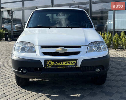 Белый Шевроле Нива, объемом двигателя 1.69 л и пробегом 98 тыс. км за 7500 $, фото 1 на Automoto.ua