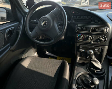 Белый Шевроле Нива, объемом двигателя 1.69 л и пробегом 98 тыс. км за 7500 $, фото 13 на Automoto.ua