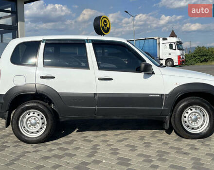 Белый Шевроле Нива, объемом двигателя 1.69 л и пробегом 98 тыс. км за 7500 $, фото 7 на Automoto.ua