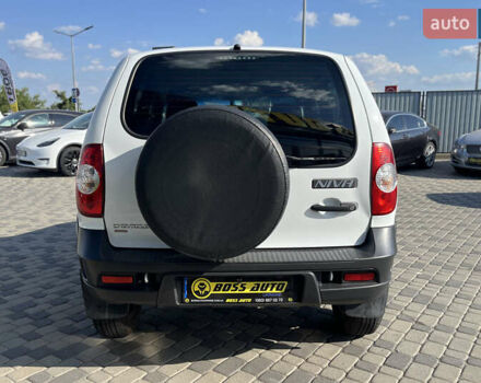 Белый Шевроле Нива, объемом двигателя 1.69 л и пробегом 98 тыс. км за 7500 $, фото 5 на Automoto.ua