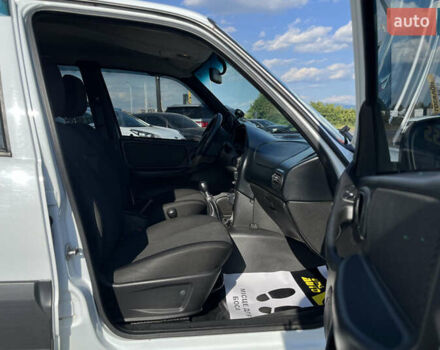 Белый Шевроле Нива, объемом двигателя 1.69 л и пробегом 98 тыс. км за 7500 $, фото 8 на Automoto.ua