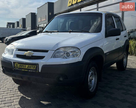 Белый Шевроле Нива, объемом двигателя 1.69 л и пробегом 98 тыс. км за 7500 $, фото 2 на Automoto.ua
