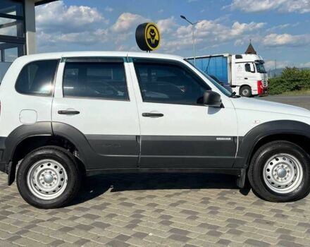 Белый Шевроле Нива, объемом двигателя 1.7 л и пробегом 98 тыс. км за 7500 $, фото 7 на Automoto.ua