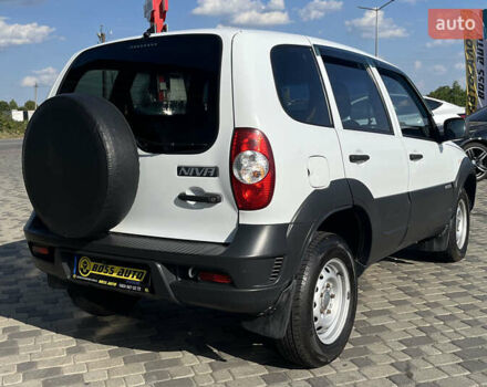 Белый Шевроле Нива, объемом двигателя 1.69 л и пробегом 98 тыс. км за 7500 $, фото 6 на Automoto.ua
