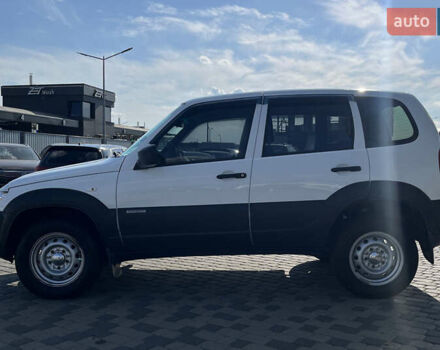 Белый Шевроле Нива, объемом двигателя 1.69 л и пробегом 98 тыс. км за 7500 $, фото 3 на Automoto.ua