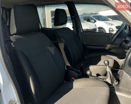 Белый Шевроле Нива, объемом двигателя 1.69 л и пробегом 98 тыс. км за 7500 $, фото 10 на Automoto.ua