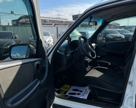 Белый Шевроле Нива, объемом двигателя 1.7 л и пробегом 98 тыс. км за 7500 $, фото 16 на Automoto.ua