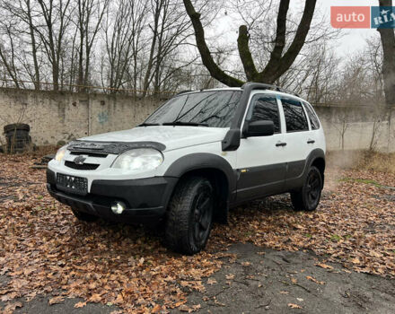 Белый Шевроле Нива, объемом двигателя 1.69 л и пробегом 157 тыс. км за 6150 $, фото 1 на Automoto.ua