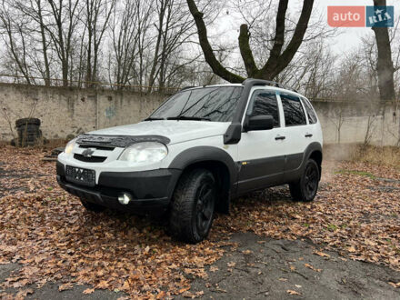 Белый Шевроле Нива, объемом двигателя 1.69 л и пробегом 157 тыс. км за 5999 $, фото 1 на Automoto.ua