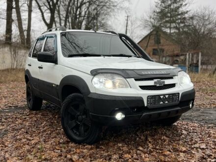 Белый Шевроле Нива, объемом двигателя 1.7 л и пробегом 158 тыс. км за 5800 $, фото 1 на Automoto.ua