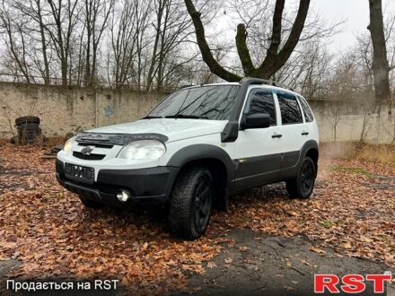 Белый Шевроле Нива, объемом двигателя 1.7 л и пробегом 157 тыс. км за 5999 $, фото 1 на Automoto.ua