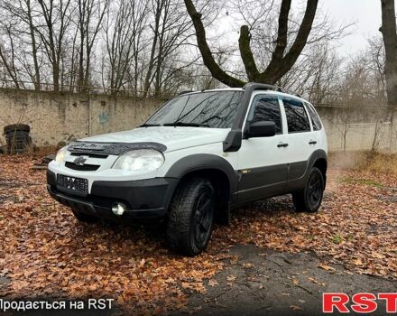 Белый Шевроле Нива, объемом двигателя 1.7 л и пробегом 157 тыс. км за 5999 $, фото 1 на Automoto.ua