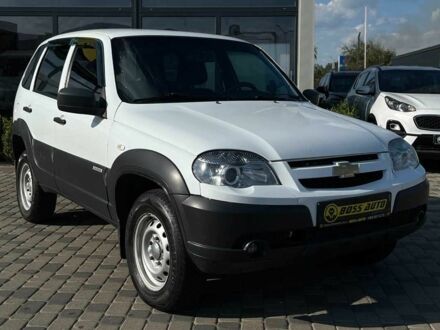 Белый Шевроле Нива, объемом двигателя 1.7 л и пробегом 98 тыс. км за 7500 $, фото 1 на Automoto.ua