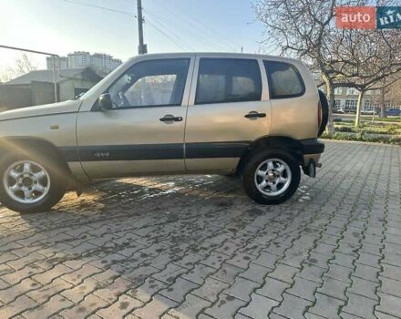 Бежевый Шевроле Нива, объемом двигателя 1.7 л и пробегом 230 тыс. км за 2300 $, фото 3 на Automoto.ua