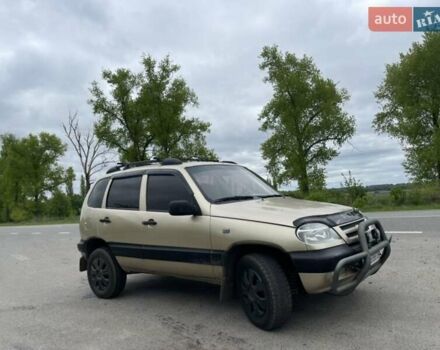 Бежевый Шевроле Нива, объемом двигателя 1.69 л и пробегом 250 тыс. км за 3000 $, фото 5 на Automoto.ua