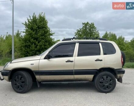 Бежевый Шевроле Нива, объемом двигателя 1.69 л и пробегом 250 тыс. км за 3000 $, фото 1 на Automoto.ua