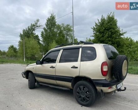 Бежевый Шевроле Нива, объемом двигателя 1.69 л и пробегом 250 тыс. км за 3000 $, фото 2 на Automoto.ua
