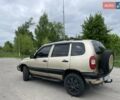 Бежевый Шевроле Нива, объемом двигателя 1.69 л и пробегом 250 тыс. км за 3000 $, фото 2 на Automoto.ua