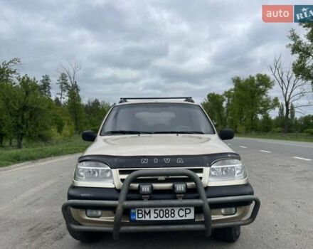 Бежевый Шевроле Нива, объемом двигателя 1.69 л и пробегом 250 тыс. км за 3000 $, фото 3 на Automoto.ua