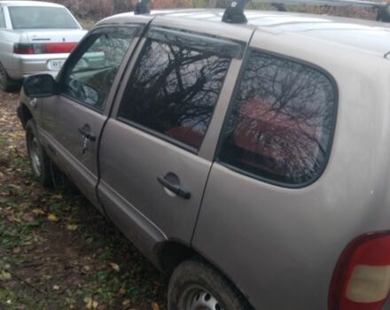 Бежевый Шевроле Нива, объемом двигателя 1.7 л и пробегом 444 тыс. км за 2700 $, фото 3 на Automoto.ua