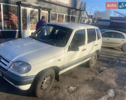 Бежевый Шевроле Нива, объемом двигателя 1.7 л и пробегом 150 тыс. км за 3800 $, фото 2 на Automoto.ua