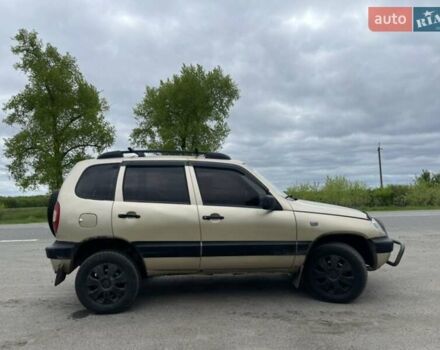 Бежевый Шевроле Нива, объемом двигателя 1.69 л и пробегом 250 тыс. км за 3000 $, фото 6 на Automoto.ua