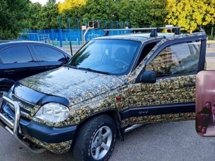 Бежевый Шевроле Нива, объемом двигателя 2 л и пробегом 104 тыс. км за 4000 $, фото 1 на Automoto.ua