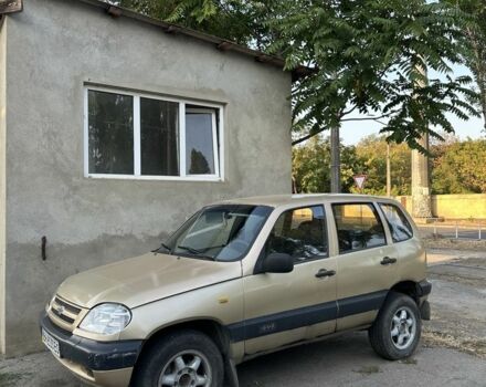 Бежевый Шевроле Нива, объемом двигателя 1.7 л и пробегом 220 тыс. км за 2350 $, фото 1 на Automoto.ua