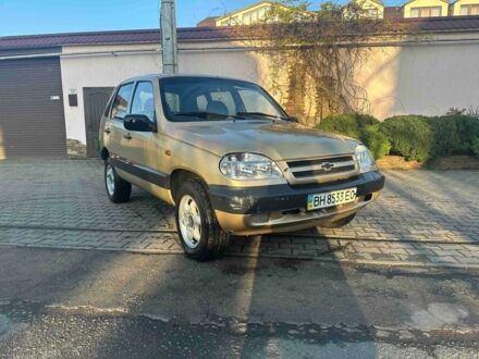 Бежевый Шевроле Нива, объемом двигателя 1.7 л и пробегом 230 тыс. км за 2300 $, фото 1 на Automoto.ua