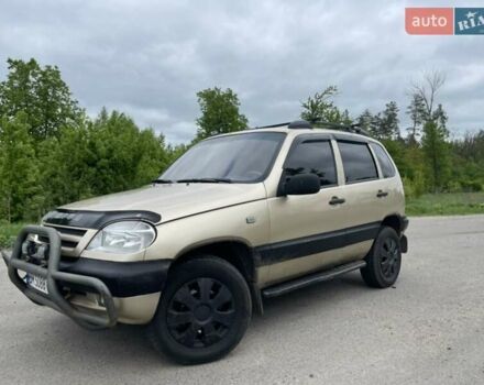 Бежевый Шевроле Нива, объемом двигателя 1.69 л и пробегом 250 тыс. км за 3000 $, фото 1 на Automoto.ua