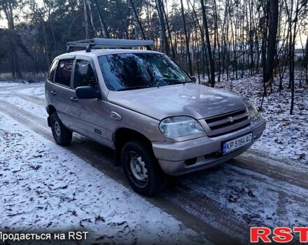 Бежевый Шевроле Нива, объемом двигателя 1.7 л и пробегом 150 тыс. км за 2999 $, фото 1 на Automoto.ua