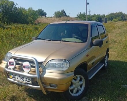 Бежевий Шевроле Нива, об'ємом двигуна 1.7 л та пробігом 240 тис. км за 4500 $, фото 1 на Automoto.ua