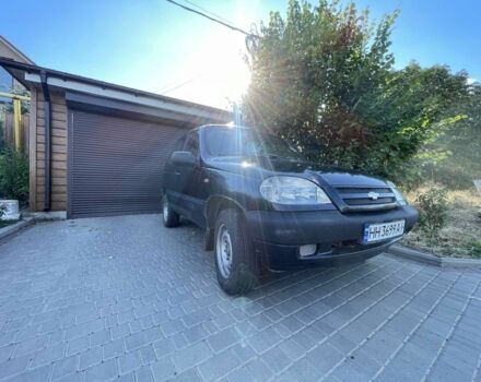 Черный Шевроле Нива, объемом двигателя 1.7 л и пробегом 250 тыс. км за 3800 $, фото 1 на Automoto.ua