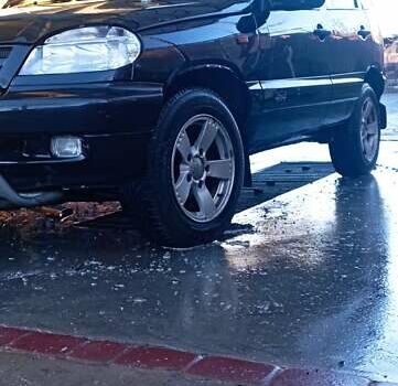 Черный Шевроле Нива, объемом двигателя 1.69 л и пробегом 189 тыс. км за 3500 $, фото 10 на Automoto.ua