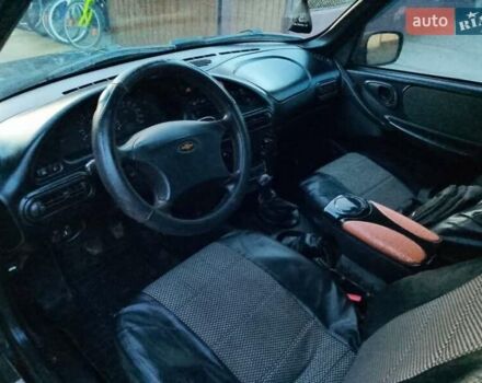 Черный Шевроле Нива, объемом двигателя 1.69 л и пробегом 180 тыс. км за 3300 $, фото 12 на Automoto.ua