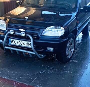 Черный Шевроле Нива, объемом двигателя 1.69 л и пробегом 189 тыс. км за 3500 $, фото 3 на Automoto.ua