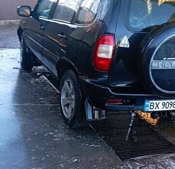 Черный Шевроле Нива, объемом двигателя 1.69 л и пробегом 189 тыс. км за 3500 $, фото 12 на Automoto.ua