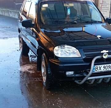 Черный Шевроле Нива, объемом двигателя 1.69 л и пробегом 189 тыс. км за 3500 $, фото 1 на Automoto.ua