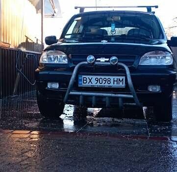 Черный Шевроле Нива, объемом двигателя 1.69 л и пробегом 189 тыс. км за 3500 $, фото 2 на Automoto.ua