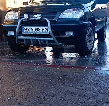 Черный Шевроле Нива, объемом двигателя 1.69 л и пробегом 189 тыс. км за 3500 $, фото 9 на Automoto.ua