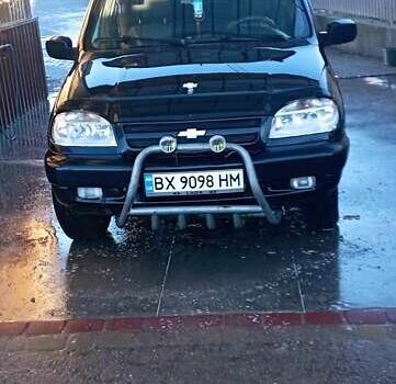 Черный Шевроле Нива, объемом двигателя 1.69 л и пробегом 189 тыс. км за 3500 $, фото 7 на Automoto.ua