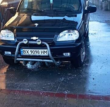 Черный Шевроле Нива, объемом двигателя 1.69 л и пробегом 189 тыс. км за 3500 $, фото 8 на Automoto.ua