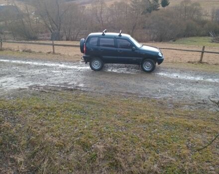 Черный Шевроле Нива, объемом двигателя 1.7 л и пробегом 120 тыс. км за 4300 $, фото 4 на Automoto.ua